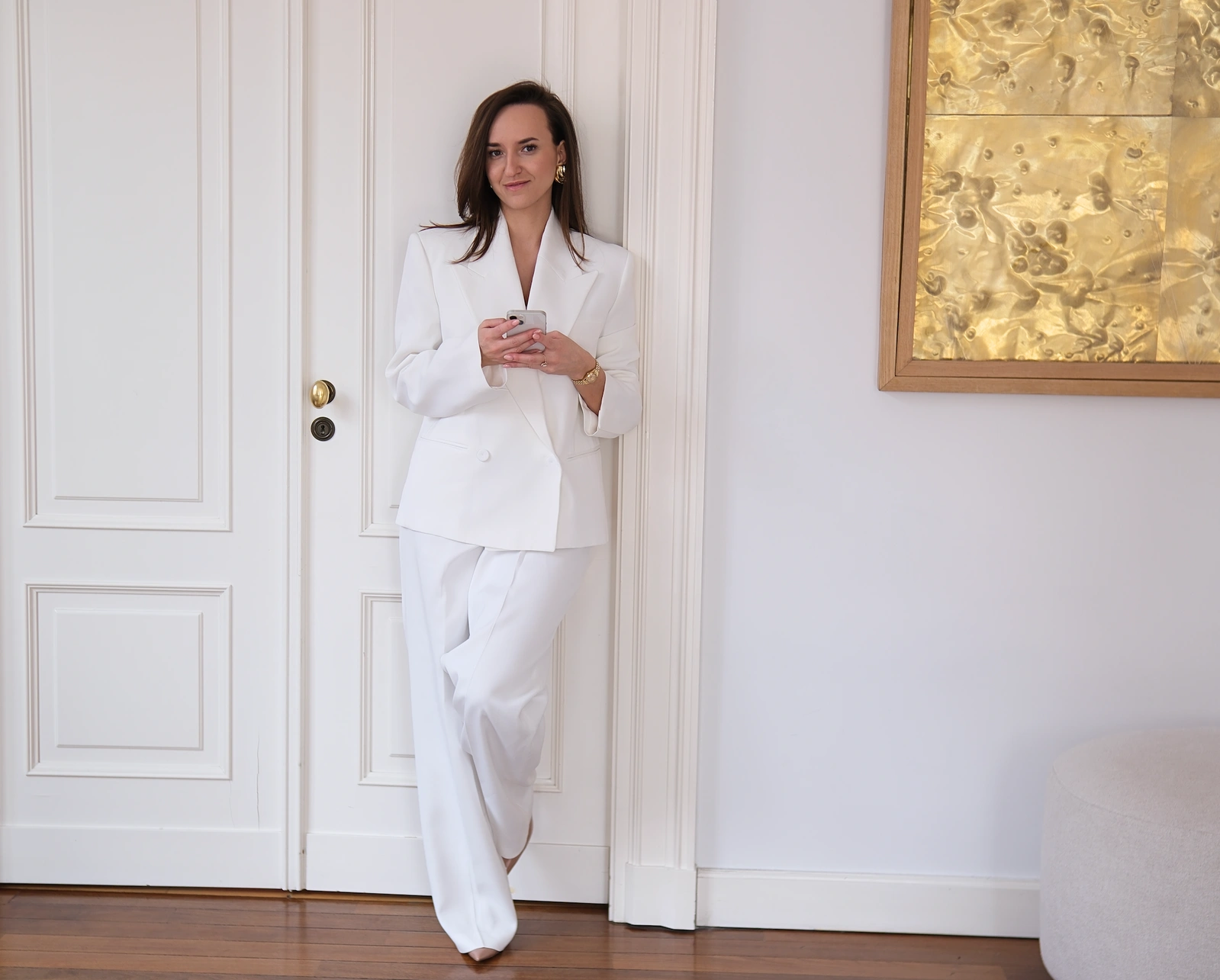 Klaudia Fotyniuk w białym garniturze, wnętrze w tonacji écru